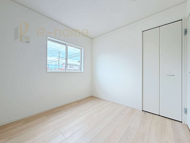 ひたちなか市平磯遠原町第2　新築戸建て　4号棟の洋室|どんな部屋家具も合わせやすいシンプルな洋室！
たっぷりの日差しと心地よい風が舞い込む住まい♪