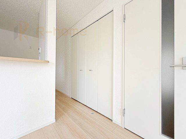 ひたちなか市平磯遠原町第2　新築戸建て　4号棟の収納|掃除道具などの収納に便利なリビングクローゼット♪共有スペースの収納はあると便利です！