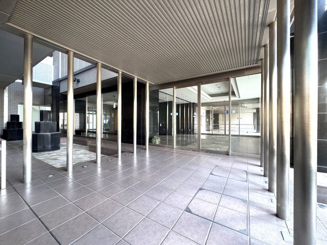 アルファタワー桜町のエントランス