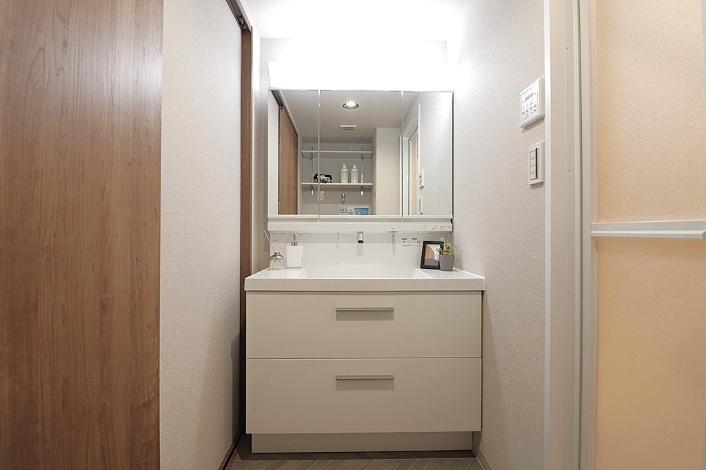 「西宮市マンション」ディアステージ西宮ブライタスの独立洗面台|独立洗面台あり、毎朝おしゃれに忙しい女性の方におすすめです