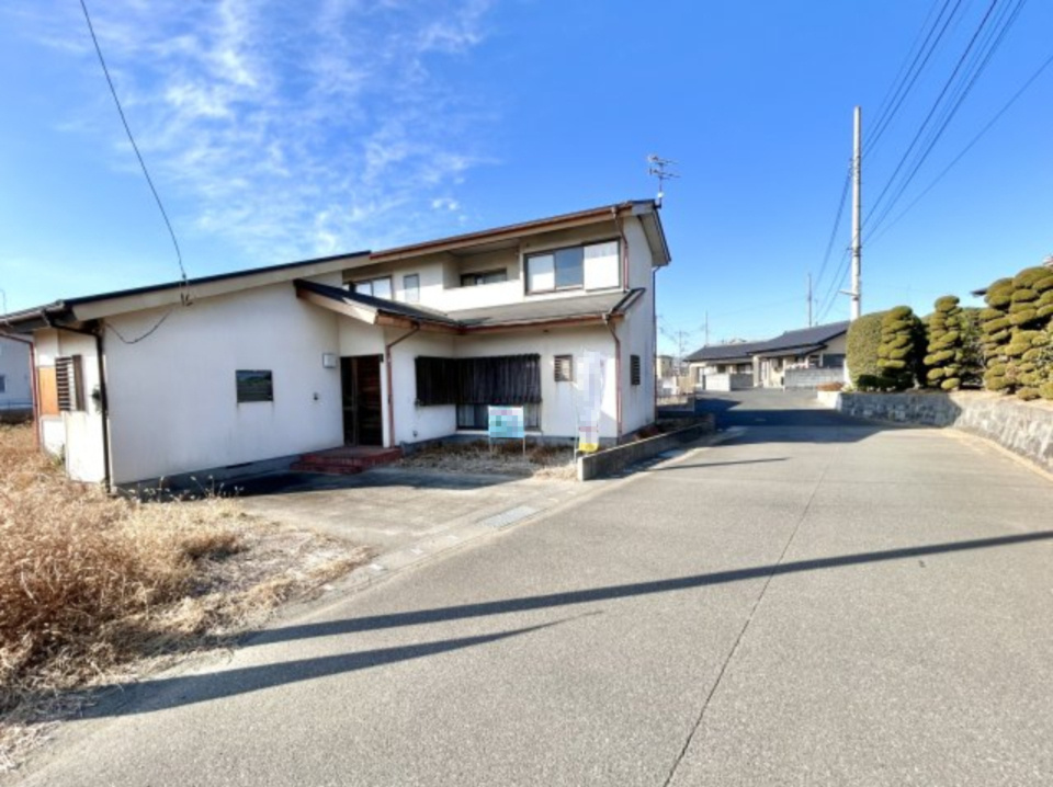 【中古戸建】伊勢崎市今泉町2丁目の外観|■外観｜道路の幅が広く見渡しが良いので、車の運転が苦手な方でも安心です♪