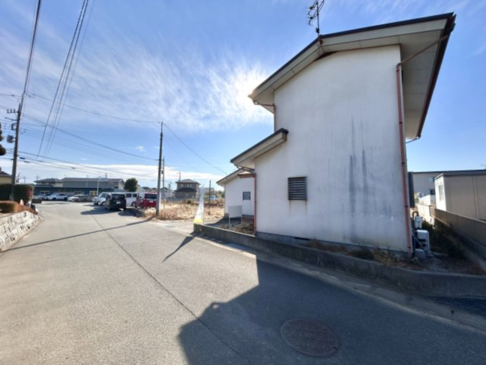 【中古戸建】伊勢崎市今泉町2丁目の外観|■外観｜交通量の少ない閑静な住宅街です。小さなお子様がいるご家庭でも安心ですね。