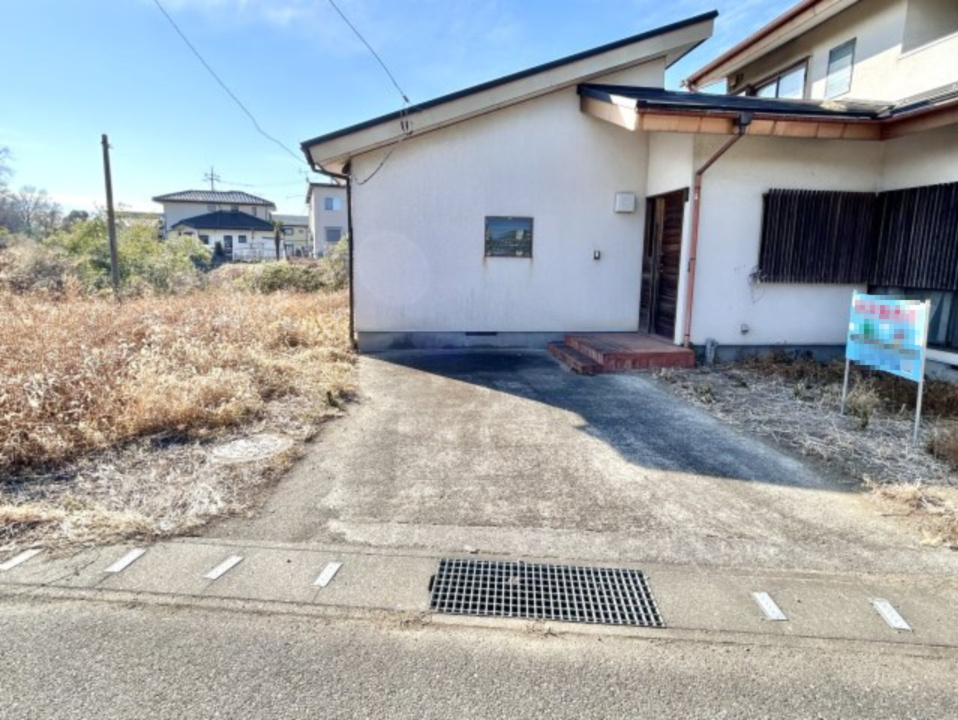 【中古戸建】伊勢崎市今泉町2丁目の外観|■外観｜見渡しの良い駐車スペースは2台駐車可能です♪