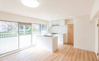 【居間・リビング】 | 多摩川住宅ハｰ１４号棟 | 採光降り注ぐ明るいリビング