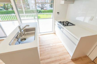 【キッチン】 | 多摩川住宅ハｰ１４号棟 | 家事効率が高まる２列型キッチン