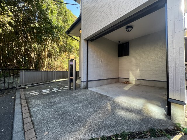 稲村ガ崎駅まで徒歩５分！！サーフボードも置ける【リフォーム】鎌倉市稲村ガ崎2丁目中古戸建の駐車場
