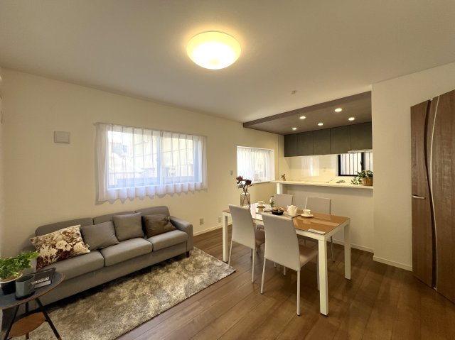 稲村ガ崎駅まで徒歩５分！！サーフボードも置ける【リフォーム】鎌倉市稲村ガ崎2丁目中古戸建の居間・リビング