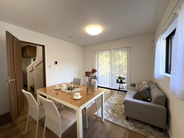 稲村ガ崎駅まで徒歩５分！！サーフボードも置ける【リフォーム】鎌倉市稲村ガ崎2丁目中古戸建の居間・リビング