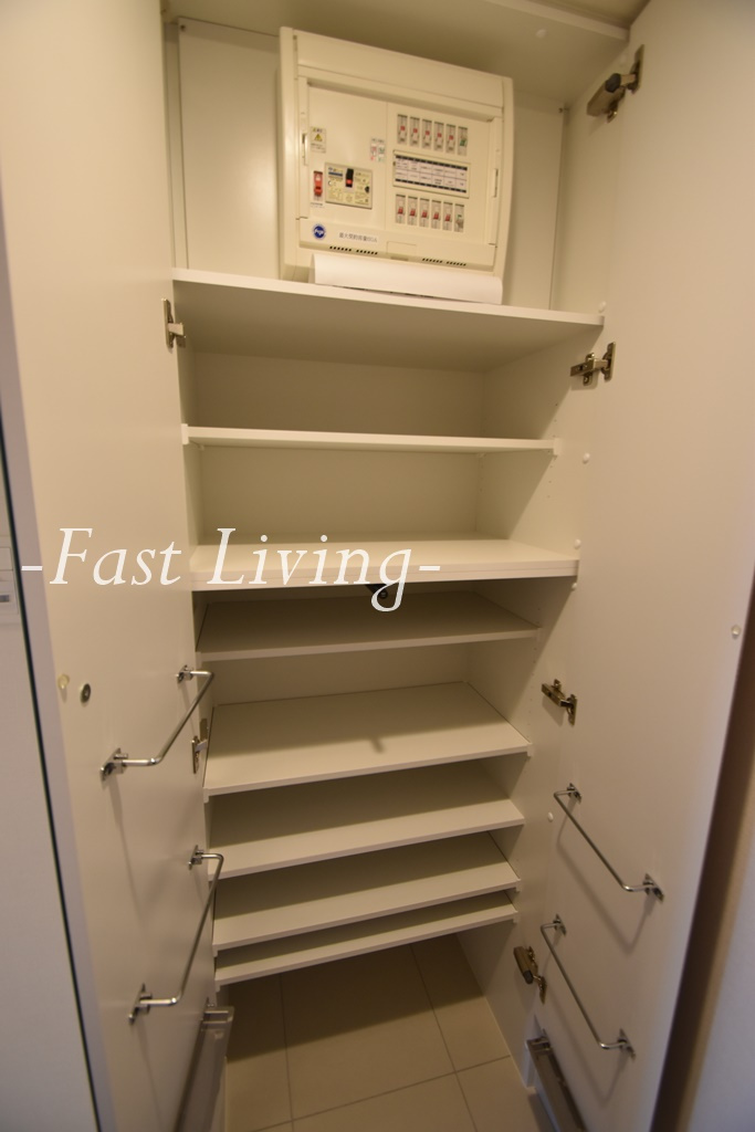 クレイシア秋葉原ラグゼスウィートの玄関