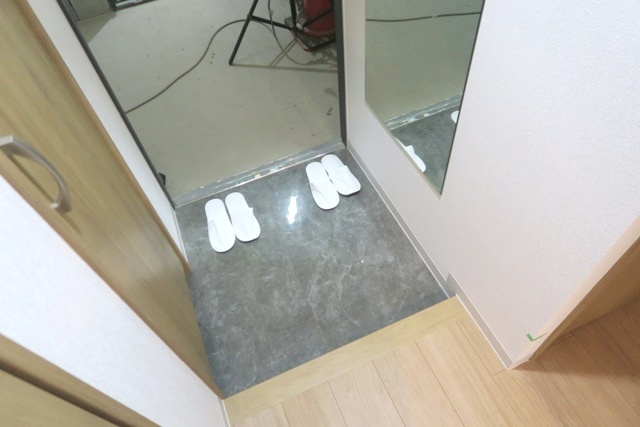 エスティメゾン浦和の玄関|★玄関にシューズボックス＆姿鏡を設置★