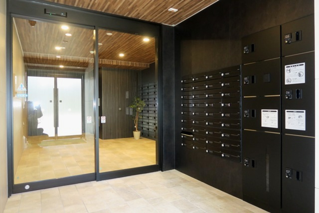 エスティメゾン浦和のエントランス|★建物エントランスの画像・各戸の集合ポスト＆宅配ボックスを完備★