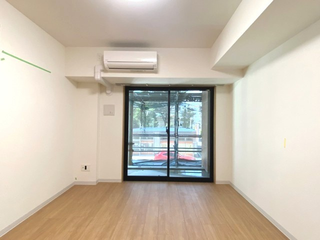 エスティメゾン浦和の居間・リビング|★リビングにエアコン１基を設置！天井高の居室です★