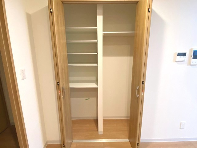 エスティメゾン浦和のその他|★キッチン横に収納棚を設置しています★