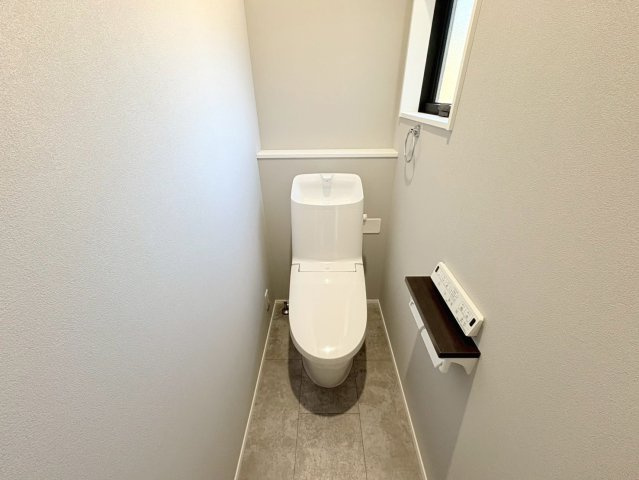 タマタウン　岐阜市上土居Ⅶ　全４区画分譲のトイレ|超節水型の水洗トイレを標準採用。汚れが付きにくいコーティング加工で、いつでも清潔に保てる便座を装備。