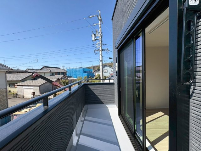 タマタウン　岐阜市上土居Ⅶ　全４区画分譲のバルコニー|バルコニーは南向きで洗濯物もよく乾きます！強度と表面積硬度を持つFPRで防水しています。