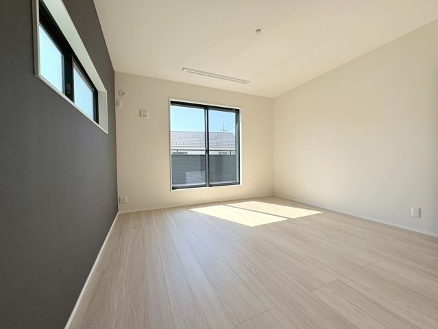 タマタウン　岐阜市上土居Ⅶ　全４区画分譲の設備|バルコニーに続く窓には室内物干し付き。雨の日のお洗濯や取り込みも楽々です！