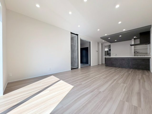 タマタウン　岐阜市上土居Ⅶ　全４区画分譲の居間・リビング|最高級グレードの床材グラフィアート仕様。家族が増える事を考えて約20帖近くの広さにこだわっています

