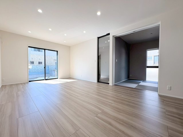 タマタウン　岐阜市上土居Ⅶ　全４区画分譲の居間・リビング|最高級グレードの床材グラフィアート仕様。家族が増える事を考えて約20帖近くの広さにこだわっています