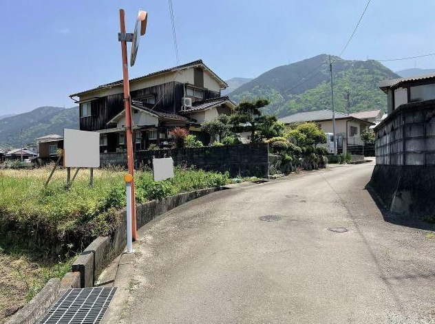 萩生 治良丸　売土地の前面道路含む現地写真