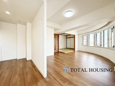 【居間・リビング】 | 山鼻中央シティハウス | 広くゆったりと家族揃って寛げるLDKは約17.2帖。毎日の始まりと終わりをここで迎える大切な空間はいつでも心地良い空気感。落ち着いた雰囲気で過ごしたり家族でわいわい盛り上がる日も。