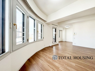 【居間・リビング】 | 山鼻中央シティハウス | 大きな窓辺からの日差しが暖かい室内は、自然と住まう人の気分も明るくなり、リビングでの素敵なワンシーンが演出されます♪