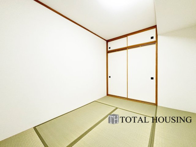 【和室】 | 山鼻中央シティハウス | 和室　約6.0帖
一室和室が備わっています。畳の香りと落ち着いた雰囲気が魅力で、リラックスした時間を過ごせます。和の趣を感じる特別な空間をお楽しみください。