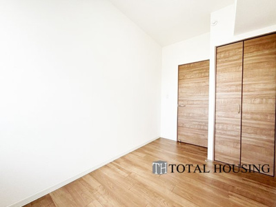 【洋室】 | 山鼻中央シティハウス | 洋室　約4.5帖
シンプルな内装はどんな家具ともぴったり。お好みのテイストに仕上げていくのも楽しみの一つです。