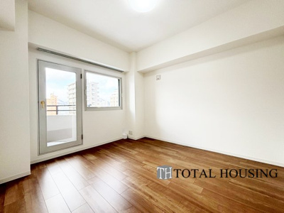 【洋室】 | 山鼻中央シティハウス | 洋室　約9.0帖
開放的なバルコニー直結のお部屋です。大きな窓はお日様の光をたっぷり取り込み、明るく癒されるプライベートルームになりそうです。