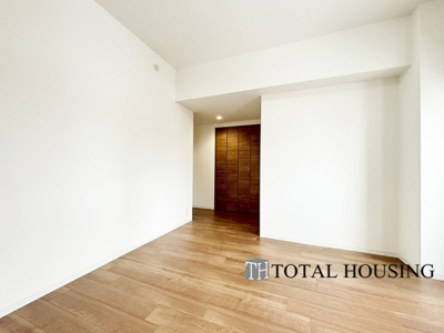 【洋室】 | 山鼻中央シティハウス | 洋室　約9.0帖
心と体をゆったりと安らげる洋室。お部屋のゆとりが大きい分だけ、暮らしの安らぎは深まります。次の日を心地よく迎えたいから、頑張った自身の心と体を労わる設計へ。