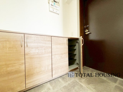 【玄関】 | 山鼻中央シティハウス | 上質感漂う玄関です♪居住者の帰り、訪れる方を優しく迎える・安らぎに満ちた生活空間を予感させるようなその佇まいが魅力的ですね。「行ってらっしゃい」「おかえりなさい」が溢れるような明るい空間です♪