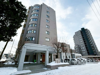 【外観】 | 山鼻中央シティハウス | 落ち着いた佇まいが魅力のマンションで、帰宅するたびにほっとする安らぎが感じられます。高級感と清潔感が漂う外観が、暮らしに彩りを添えてくれる住まいです。