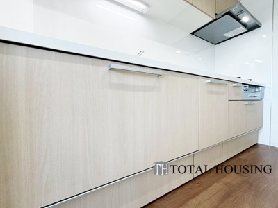 【キッチン】 | 山鼻中央シティハウス | LDKを広く使え、料理に集中することができる壁付けタイプのキッチンです。上下に収納が設けられ、調理用品や食器類をすっきりと収納できます◎