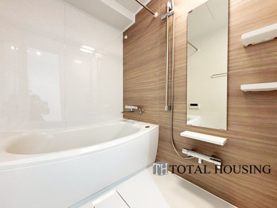 【浴室】 | 山鼻中央シティハウス | 落ち着いた色調のアクセントパネルが施された浴室。寛ぎのバスタイムが実現しそうです。ゆったりと湯船につかり、身も心もリフレッシュしてください。