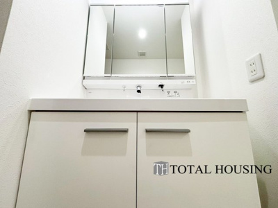 【独立洗面台】 | 山鼻中央シティハウス | 一日の始まりの朝、歯磨きをしたりメイクや髪をセットしたり・・・使いやすさが考えられた3面鏡です♪シャワー付水栓で洗面台でのシャンプーや毎日の掃除に大変便利ですね♪