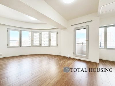 【居間・リビング】 | 山鼻中央シティハウス | 広々としたリビングは、家族全員がのびのびとくつろげる憩いの場所です。明るい光が差し込み、温かみのある空間が、毎日の生活をより豊かで楽しいものにしてくれます。家族みんなで集まるのが楽しみです。