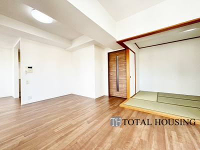 【居間・リビング】 | 山鼻中央シティハウス | LDKに隣接する和室は、扉を開放すればLDKと繋がります。夜間は個室にスイッチすることも可◎ご家族のライフステージに合わせた空間を創ることができる便利なお部屋です！