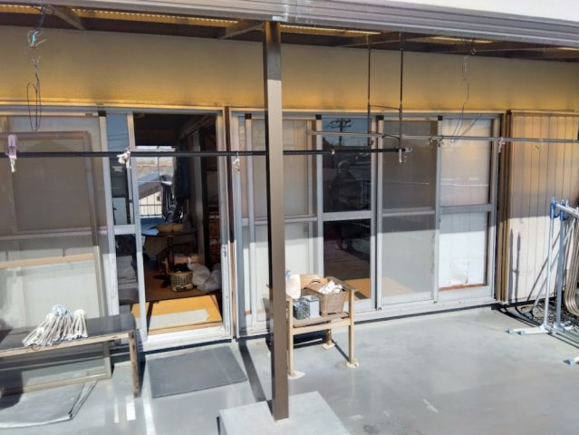 売中古戸建　富士市今泉1丁目のバルコニー|物干し場には屋根があるので急な雨でも安心です。