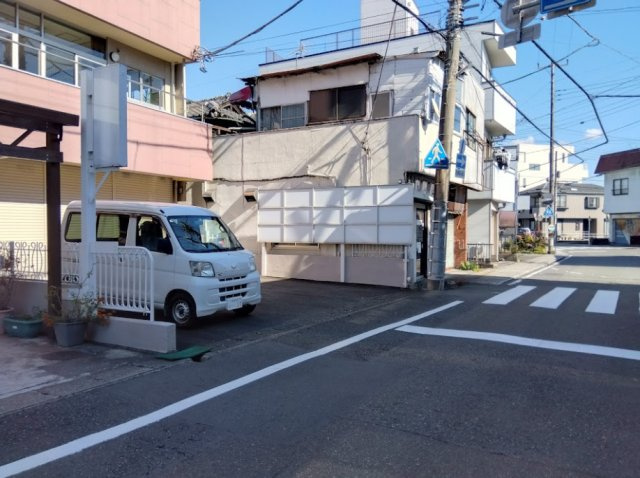 売中古戸建　富士市今泉1丁目の前面道路含む現地写真|お車は並列で3台駐車可能です。前面道路が広々としており駐車がしやすくなっています。