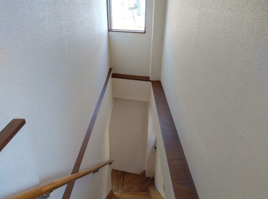 売中古戸建　富士市今泉1丁目の内装|上部に窓があるので明るくなっています。自然光は温もりがあっていいですね。