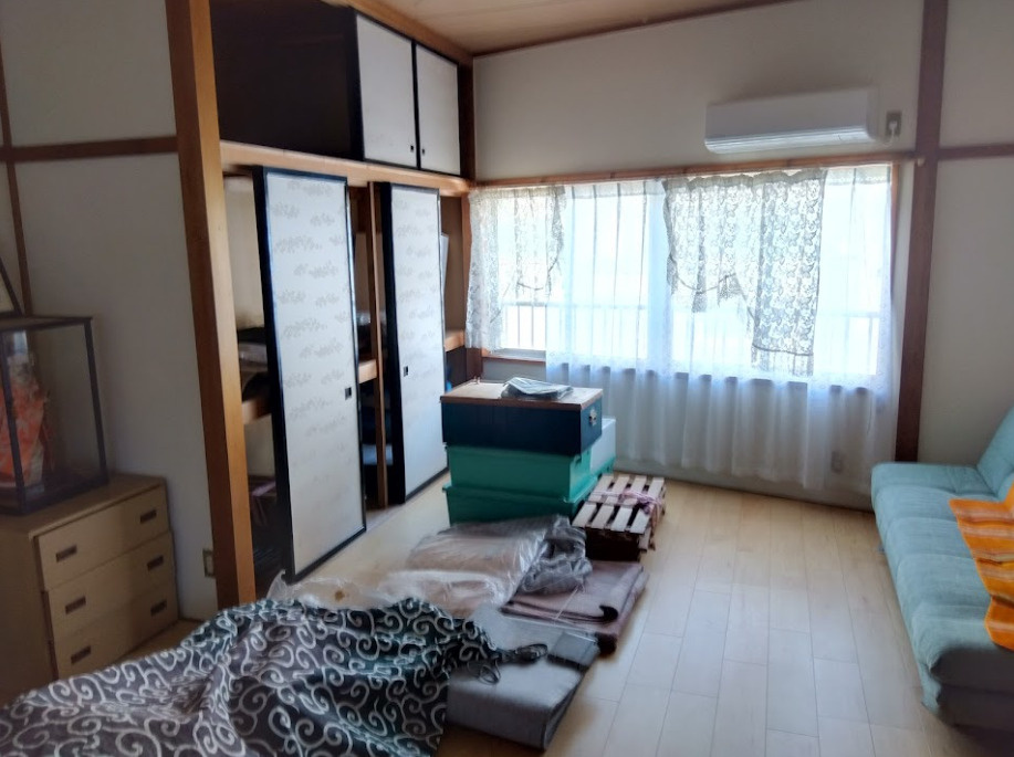 売中古戸建　富士市今泉1丁目の居間・リビング|荷物が多くても収納スペースがたっぷりあるので、生活スペースを広く確保する事ができます。