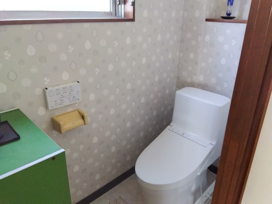 売中古戸建　富士市今泉1丁目のトイレ|トイレには窓があり明るい室内です。出窓になっているの芳香剤などが置けて便利です。