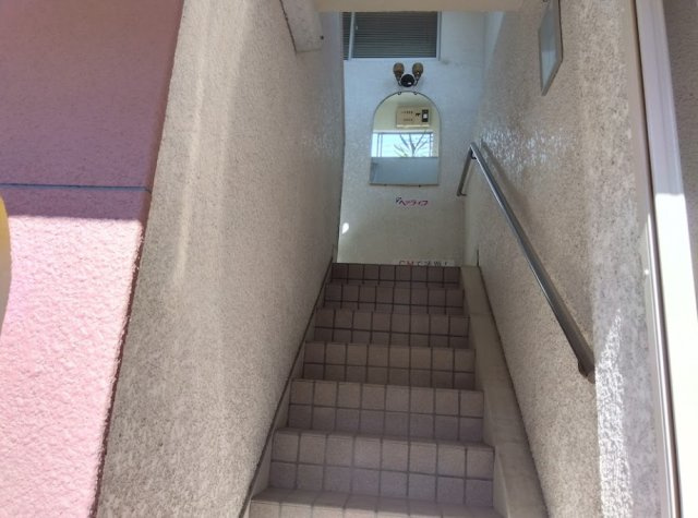 売中古戸建　富士市今泉1丁目の外観|2階店舗に上がる階段です。手摺が付いており安全に配慮されています。