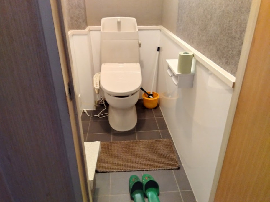 売中古戸建　富士市今泉1丁目のトイレ|トイレには窓があり明るい室内です。グレーのクロスがアクセントになっています。