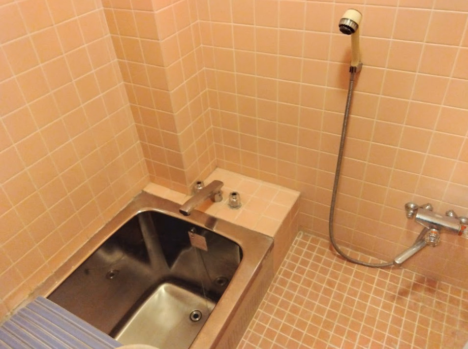 売中古戸建　富士市今泉1丁目の浴室|シンプルで使い勝手の良いお風呂です。ピンクのタイルが可愛らしいです。