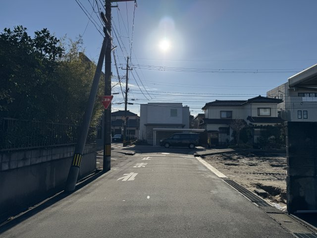 中央区長潟1丁目B棟　新築戸建の前面道路含む現地写真