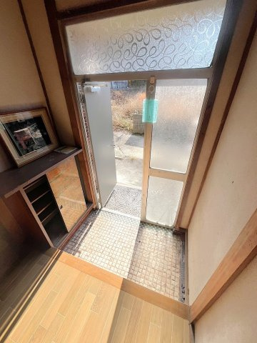 上間戸建ての玄関