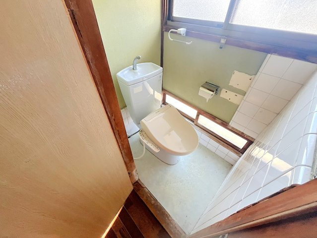 上間戸建てのトイレ