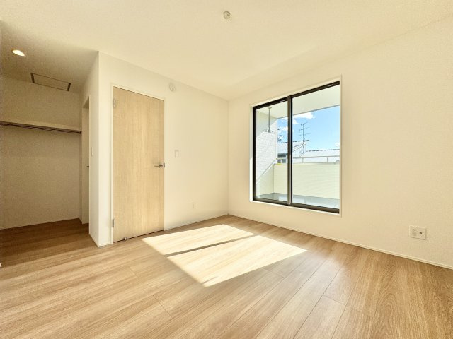 グラファーレ中央区渡瀬町　全3棟　3号棟の洋室|主寝室にはオープンタイプのWIC付き！お二人分の荷物や衣類を収納するのに十分な広さです！　