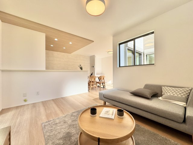 グラファーレ中央区渡瀬町　全3棟　3号棟の居間・リビング|優しい色味のフローリングが心地よい空間を創り出してくれます！　