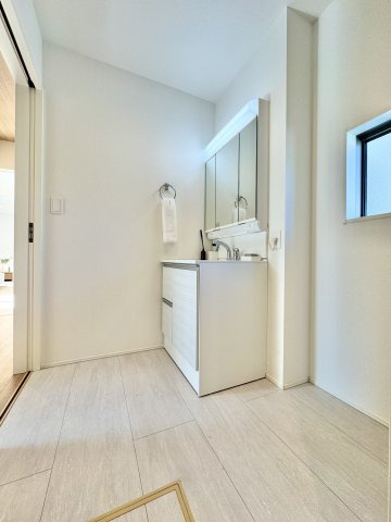 グラファーレ中央区渡瀬町　全3棟　3号棟の洗面所|3面鏡の洗面台は、メイク道具等の細々した物もスッキリと収納していただけます。　